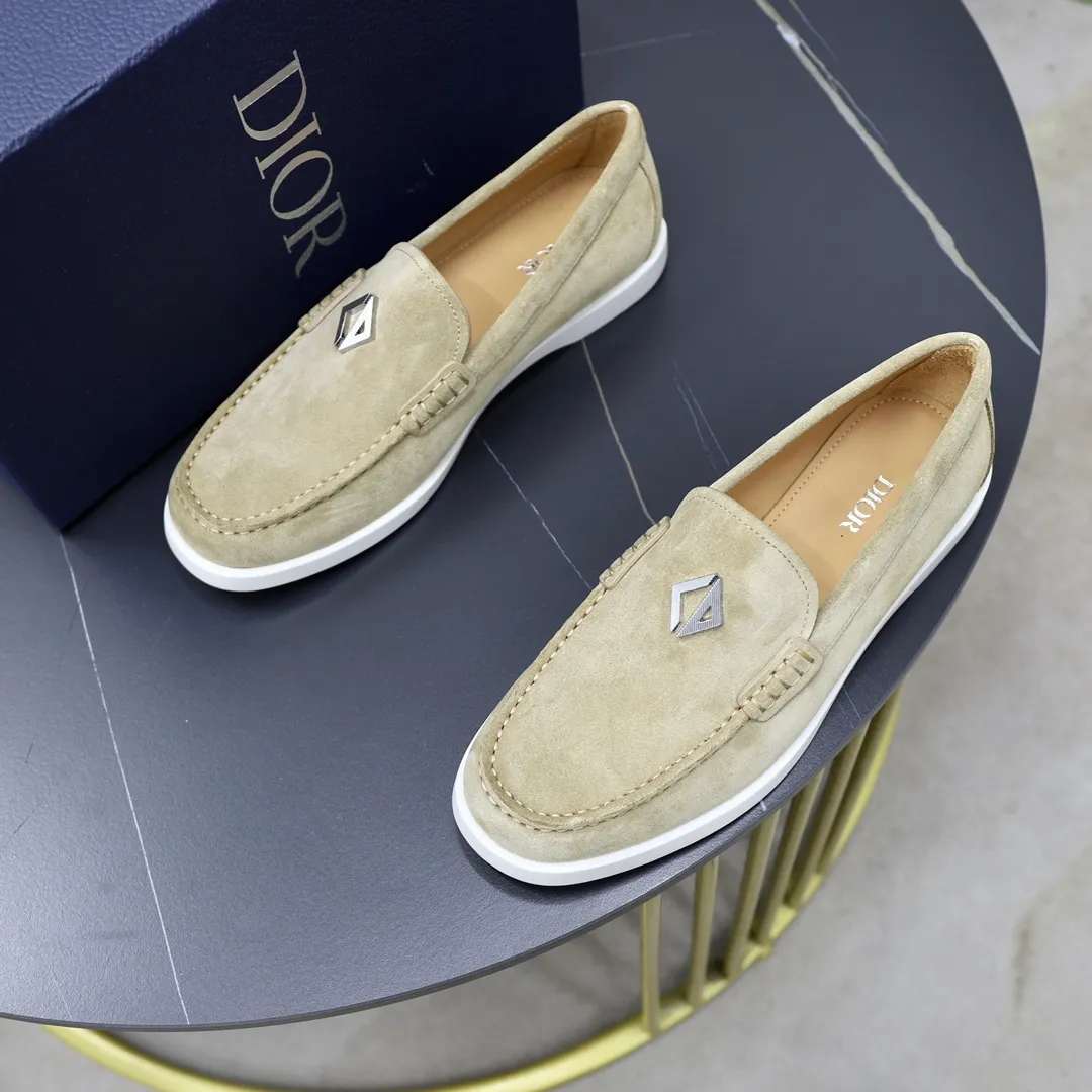 Ex-factory price: 540🙅‍♂️🙅‍♂️🙅‍♂️ Brand: Dior DIOR Standard code: Men's code 38/44 (45 can be customized) Grade: Same as the official website Material: Original cowhide stitching, cowhide lining, original TPU wear-resistant soft outsole Style categories: Leisure and sports version, footwear for driving, young fashion, European and American trends, British style Color: actual picture color